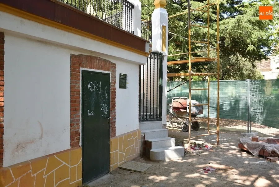Foto 6 - Desplegada la nueva barandilla de la terraza del templete de La Glorieta