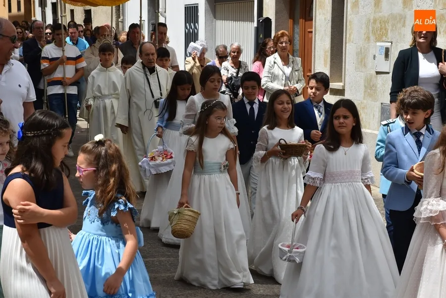 Foto 3 - El Sant&iacute;simo recorre entre c&aacute;nticos y tomillo las calles de San Andr&eacute;s