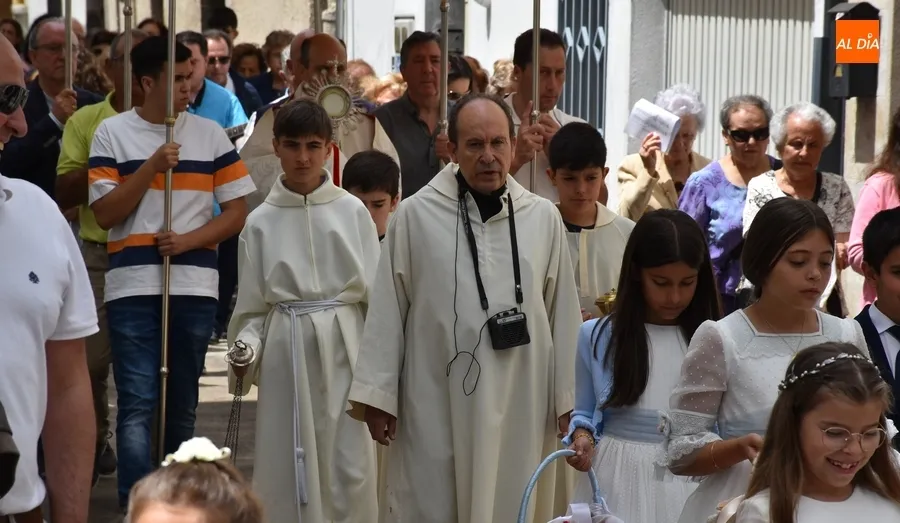 Foto 4 - El Sant&iacute;simo recorre entre c&aacute;nticos y tomillo las calles de San Andr&eacute;s