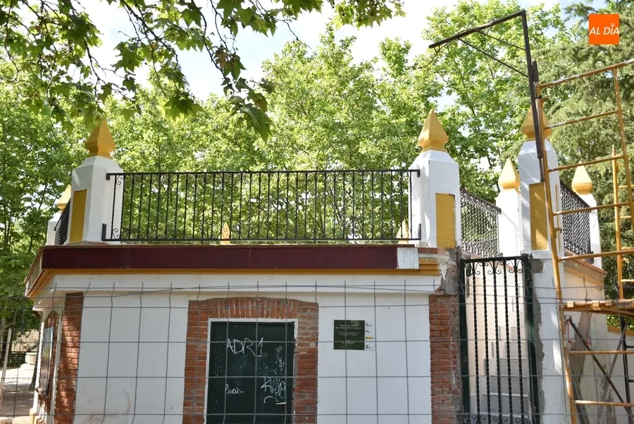 Foto 7 - Desplegada la nueva barandilla de la terraza del templete de La Glorieta