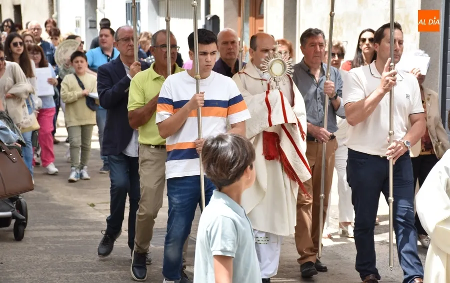 Foto 5 - El Sant&iacute;simo recorre entre c&aacute;nticos y tomillo las calles de San Andr&eacute;s