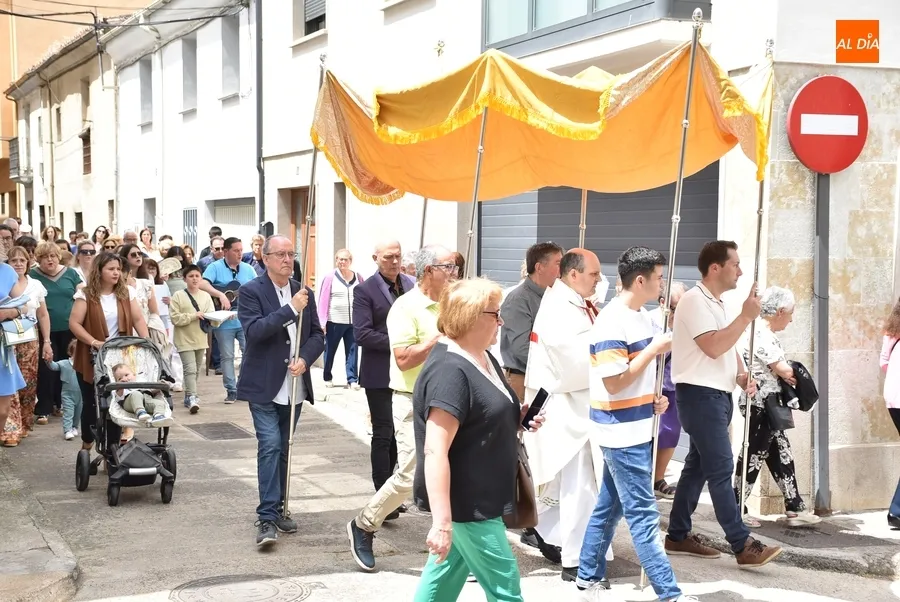 Foto 6 - El Sant&iacute;simo recorre entre c&aacute;nticos y tomillo las calles de San Andr&eacute;s