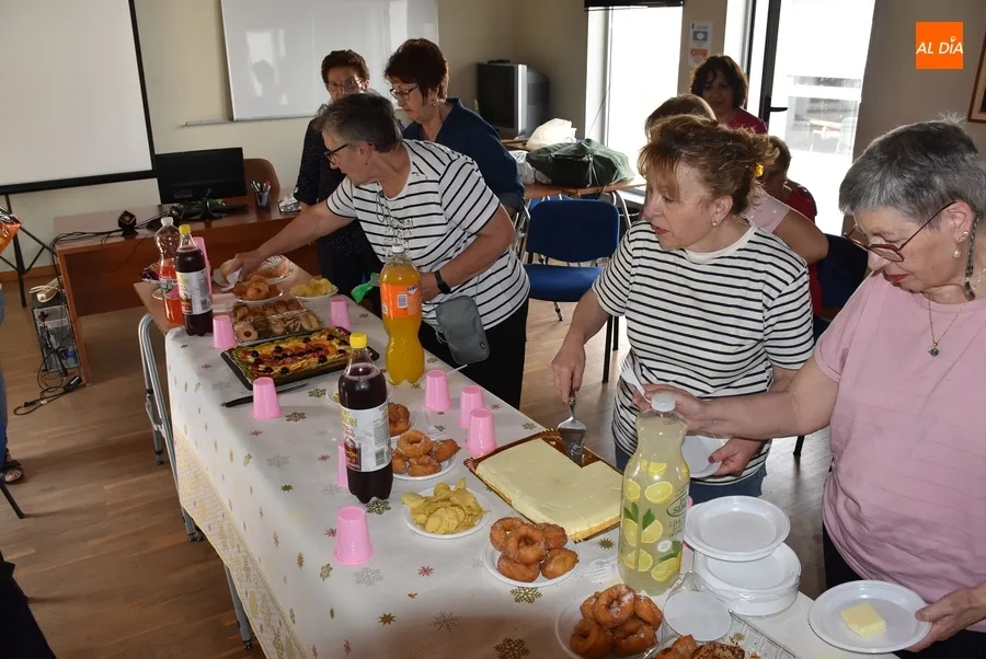 Foto 2 - El taller de bolillos de Amanecer concluye el curso con una merienda