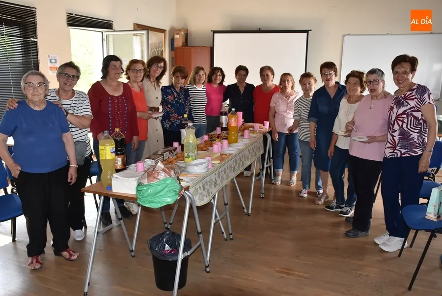 Foto 3 - El taller de bolillos de Amanecer concluye el curso con una merienda