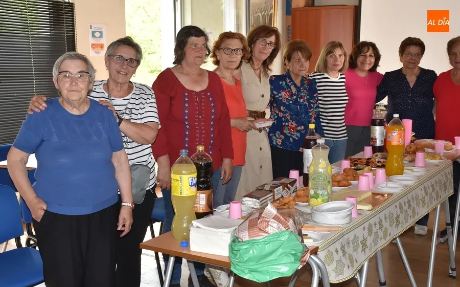 Foto 4 - El taller de bolillos de Amanecer concluye el curso con una merienda