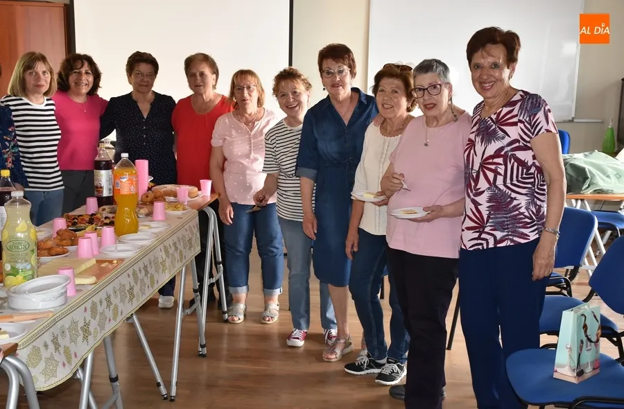 Foto 5 - El taller de bolillos de Amanecer concluye el curso con una merienda