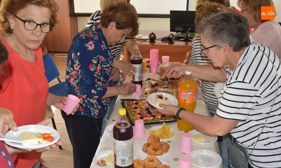 Foto 6 - El taller de bolillos de Amanecer concluye el curso con una merienda