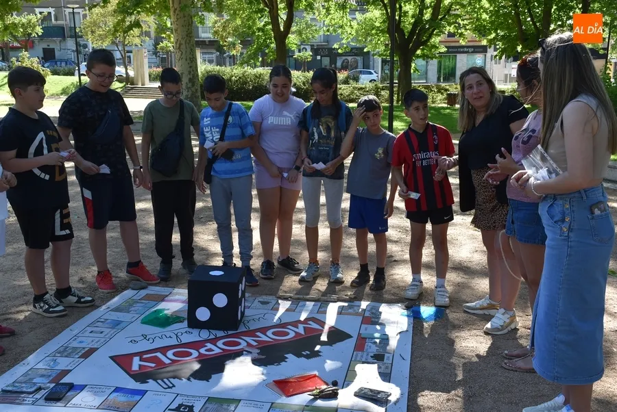 Foto 2 - Una docena de chavales estrena el Monopoly gigante de Ciudad Rodrigo