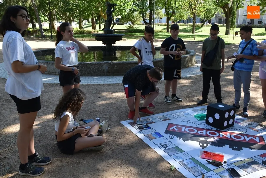 Foto 3 - Una docena de chavales estrena el Monopoly gigante de Ciudad Rodrigo