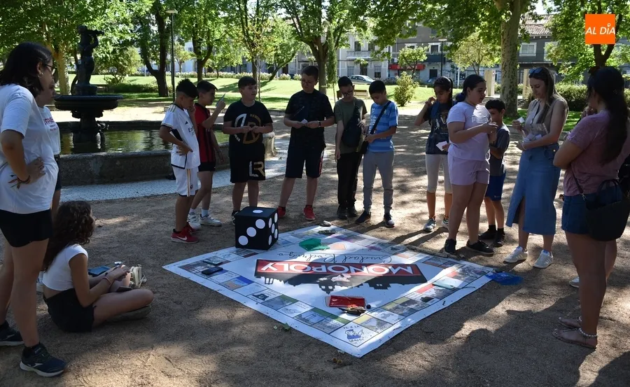 Foto 4 - Una docena de chavales estrena el Monopoly gigante de Ciudad Rodrigo