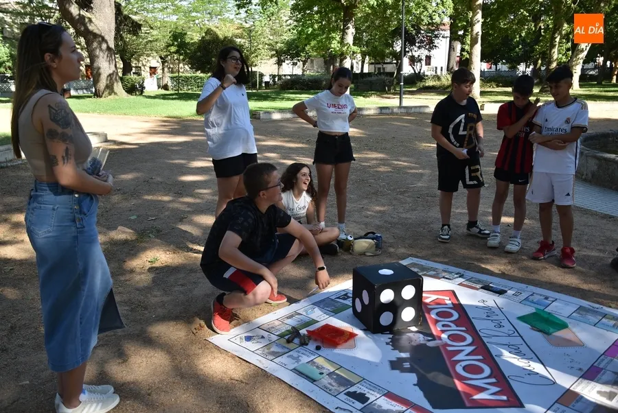 Foto 11 - Una docena de chavales estrena el Monopoly gigante de Ciudad Rodrigo
