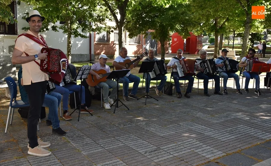 Foto 2 - Los alumnos de Acorde&oacute;n y M&uacute;sica de Ra&iacute;z le dan ritmo al arranque del finde desde Los Tilos
