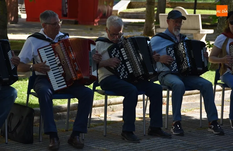 Foto 3 - Los alumnos de Acorde&oacute;n y M&uacute;sica de Ra&iacute;z le dan ritmo al arranque del finde desde Los Tilos