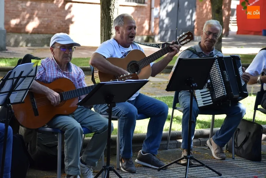 Foto 4 - Los alumnos de Acorde&oacute;n y M&uacute;sica de Ra&iacute;z le dan ritmo al arranque del finde desde Los Tilos