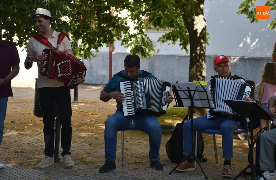 Foto 9 - Los alumnos de Acorde&oacute;n y M&uacute;sica de Ra&iacute;z le dan ritmo al arranque del finde desde Los Tilos