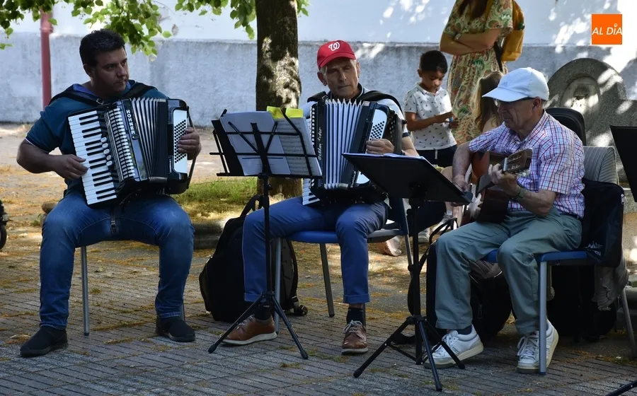 Foto 10 - Los alumnos de Acorde&oacute;n y M&uacute;sica de Ra&iacute;z le dan ritmo al arranque del finde desde Los Tilos