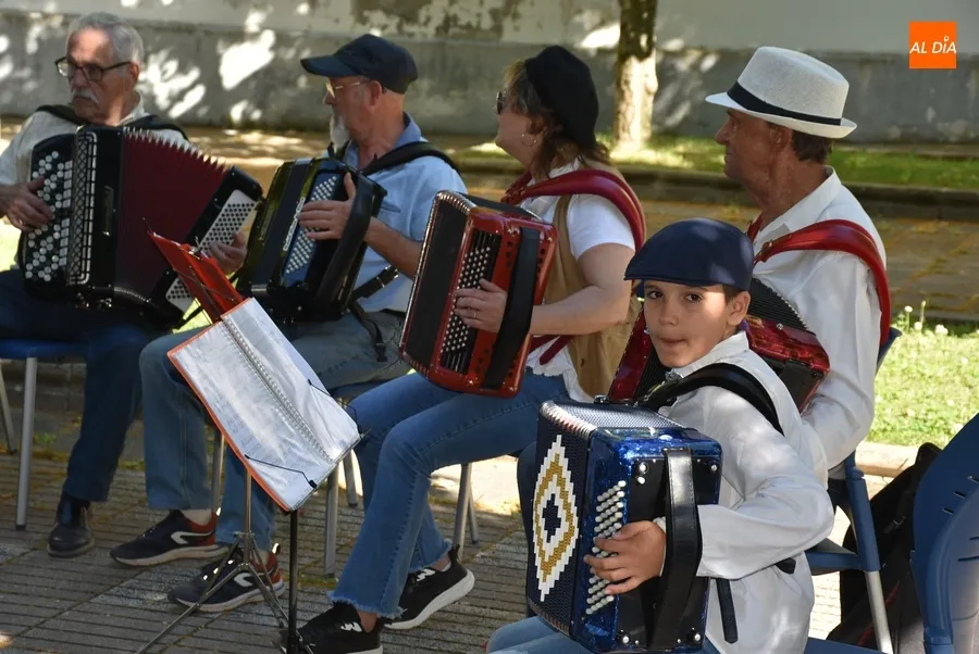 Foto 11 - Los alumnos de Acorde&oacute;n y M&uacute;sica de Ra&iacute;z le dan ritmo al arranque del finde desde Los Tilos