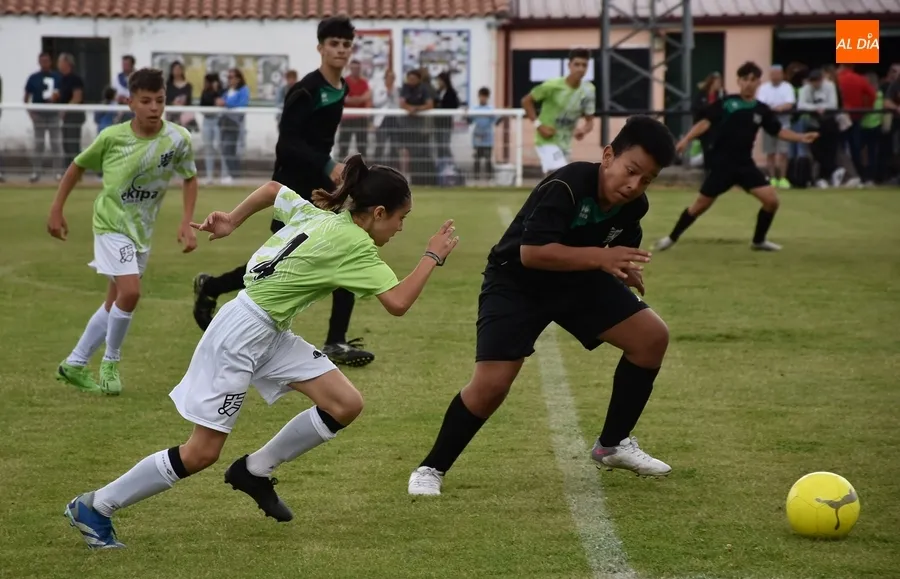 Foto 3 - El Victoria de Valladolid se adjudica el Torneo Infantil del Ciudad Rodrigo CF