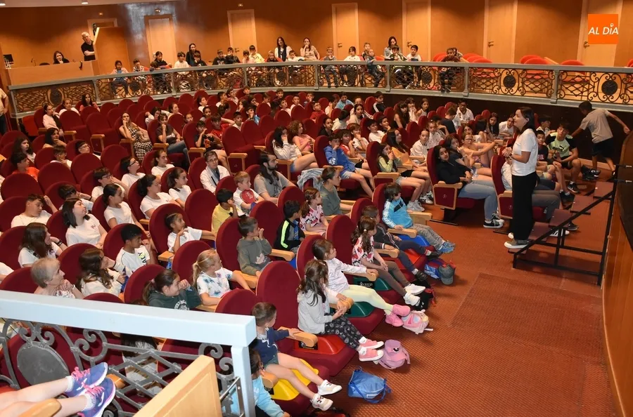 Foto 2 - 200 escolares de Ciudad Rodrigo y comarca disfrutan de &lsquo;Kissu&rsquo; dentro de Provincia a Escena