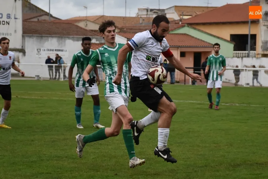 Foto 2 - El Ciudad Rodrigo desvela su 1&ordm; fichaje: Miguel Vel&aacute;zquez, 4&ordm; m&aacute;ximo goleador de Regional