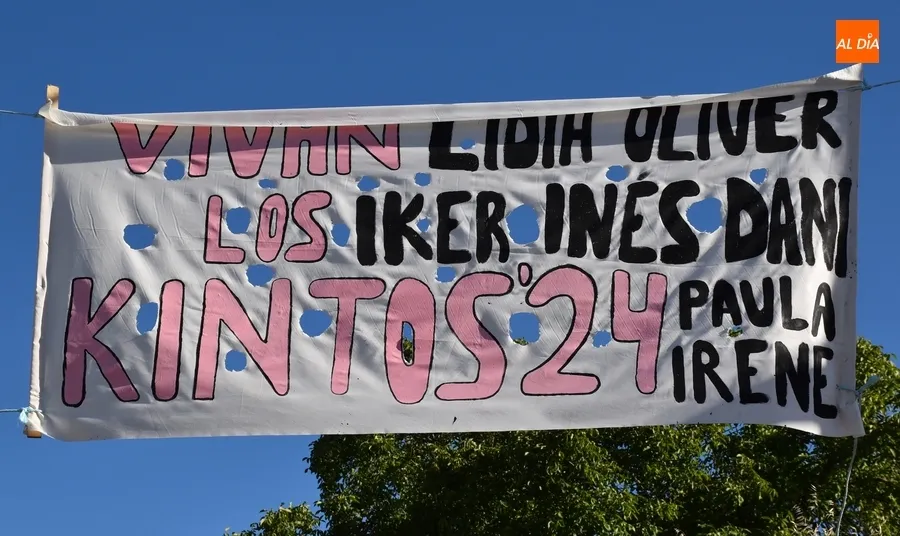 Foto 2 - La juventud lidera el izado de un espectacular pino para abrir las fiestas de Robleda