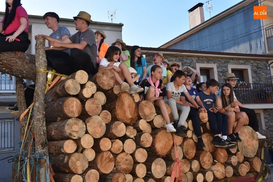Foto 6 - La juventud lidera el izado de un espectacular pino para abrir las fiestas de Robleda