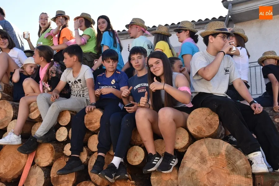 Foto 7 - La juventud lidera el izado de un espectacular pino para abrir las fiestas de Robleda