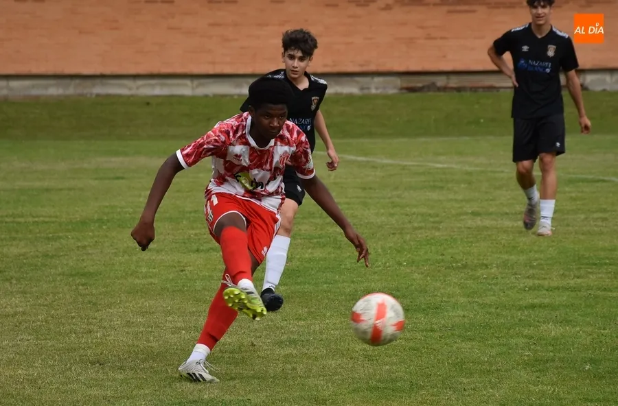 Foto 3 - Un solitario golazo del Guijuelo deja al Cadete del Ciudad Rodrigo sin su Torneo