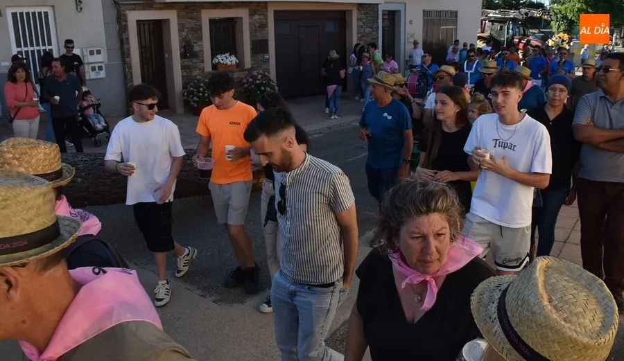 Foto 8 - La juventud lidera el izado de un espectacular pino para abrir las fiestas de Robleda