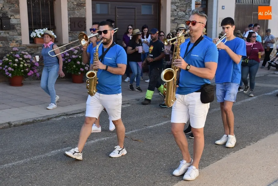 Foto 9 - La juventud lidera el izado de un espectacular pino para abrir las fiestas de Robleda