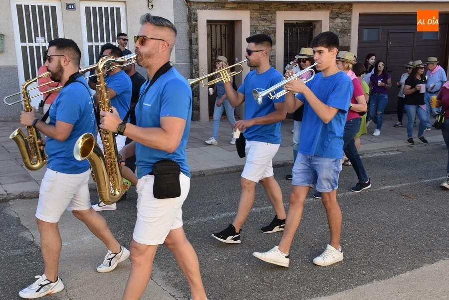 Foto 10 - La juventud lidera el izado de un espectacular pino para abrir las fiestas de Robleda