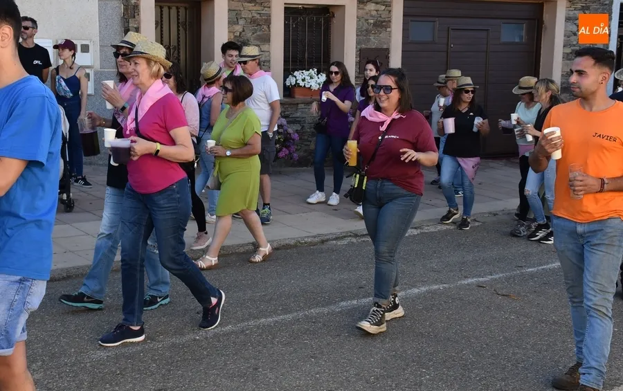 Foto 11 - La juventud lidera el izado de un espectacular pino para abrir las fiestas de Robleda