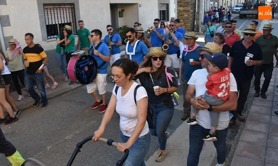 Foto 12 - La juventud lidera el izado de un espectacular pino para abrir las fiestas de Robleda