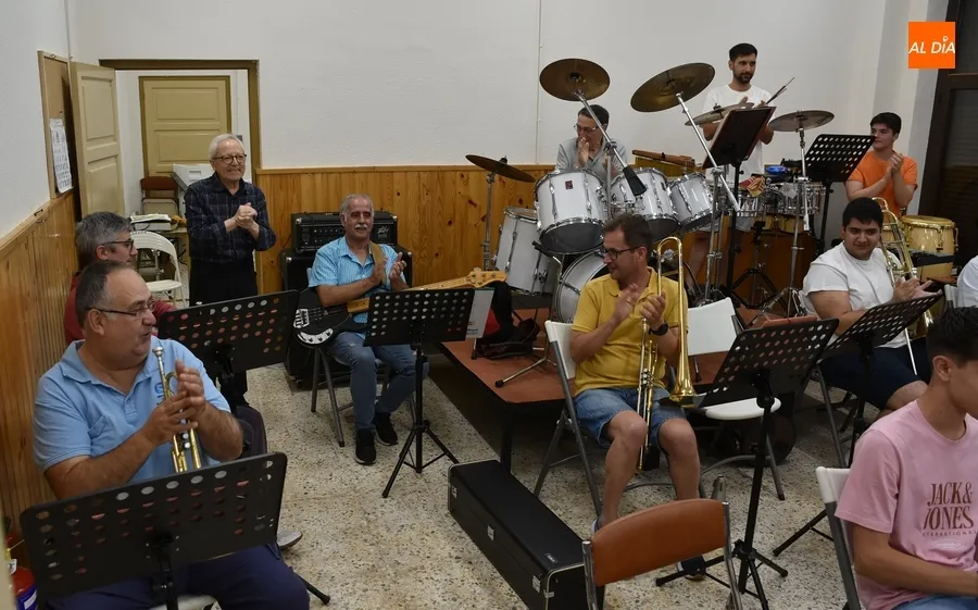 Foto 3 - La Banda de M&uacute;sica homenajea por sorpresa a uno de sus hist&oacute;ricos, Juli&aacute;n Benito