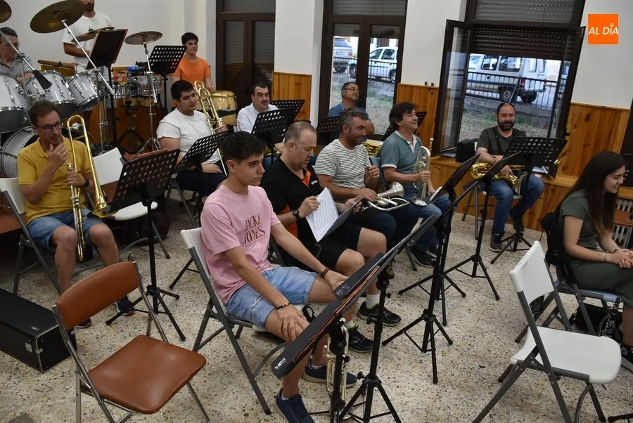 Foto 4 - La Banda de M&uacute;sica homenajea por sorpresa a uno de sus hist&oacute;ricos, Juli&aacute;n Benito