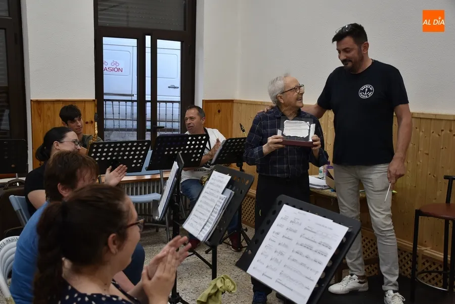 Foto 7 - La Banda de M&uacute;sica homenajea por sorpresa a uno de sus hist&oacute;ricos, Juli&aacute;n Benito