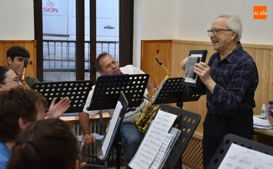 Foto 10 - La Banda de M&uacute;sica homenajea por sorpresa a uno de sus hist&oacute;ricos, Juli&aacute;n Benito
