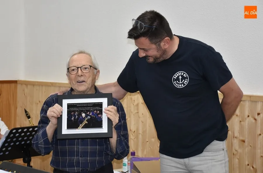 Foto 11 - La Banda de M&uacute;sica homenajea por sorpresa a uno de sus hist&oacute;ricos, Juli&aacute;n Benito