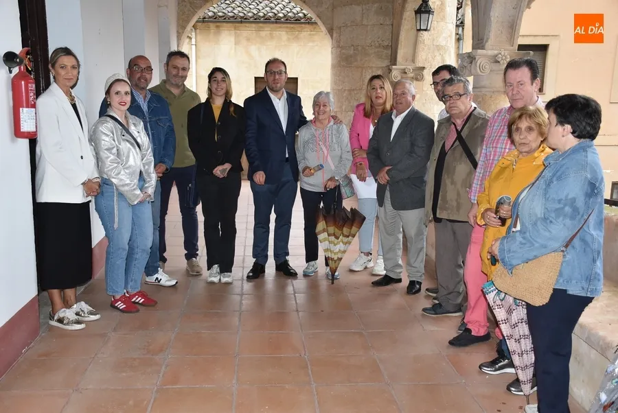 Foto 2 - El Ayuntamiento de Ciudad Rodrigo luce por 10&ordm; a&ntilde;o consecutivo la bandera arco&iacute;ris en su fachada