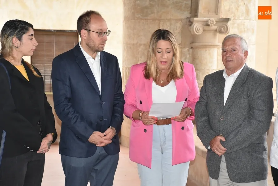 Foto 3 - El Ayuntamiento de Ciudad Rodrigo luce por 10&ordm; a&ntilde;o consecutivo la bandera arco&iacute;ris en su fachada