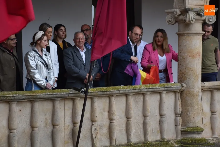 Foto 4 - El Ayuntamiento de Ciudad Rodrigo luce por 10&ordm; a&ntilde;o consecutivo la bandera arco&iacute;ris en su fachada