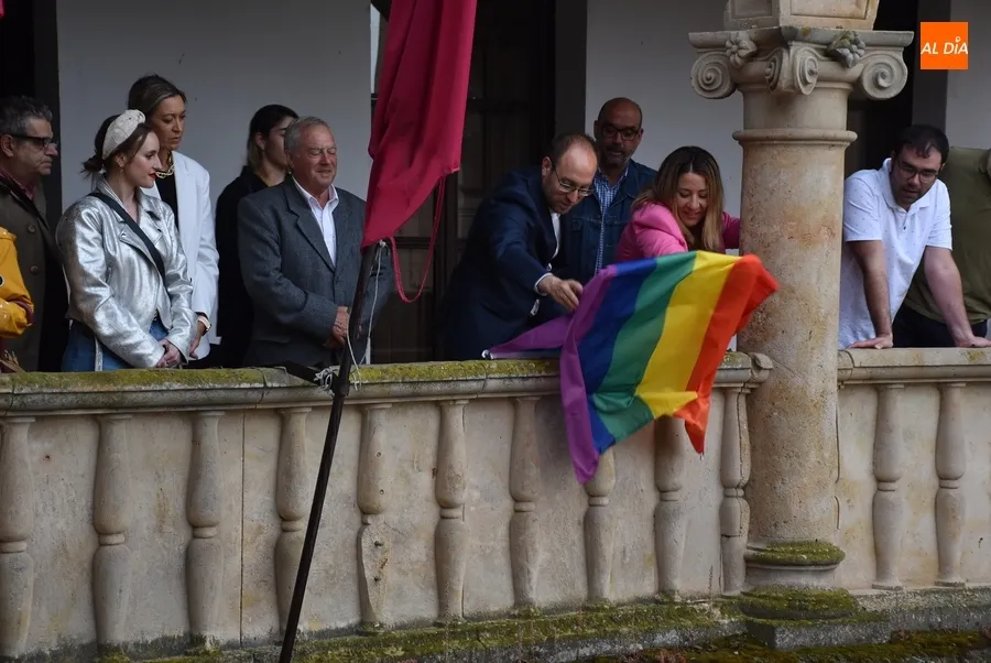 Foto 5 - El Ayuntamiento de Ciudad Rodrigo luce por 10&ordm; a&ntilde;o consecutivo la bandera arco&iacute;ris en su fachada