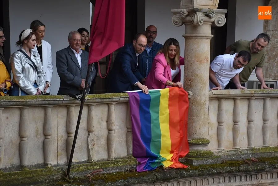Foto 6 - El Ayuntamiento de Ciudad Rodrigo luce por 10&ordm; a&ntilde;o consecutivo la bandera arco&iacute;ris en su fachada