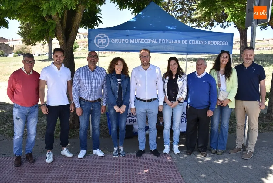Foto 2 - Un reparto de claveles, novedad en la segunda sesi&oacute;n del &lsquo;mercadillo electoral&rsquo;