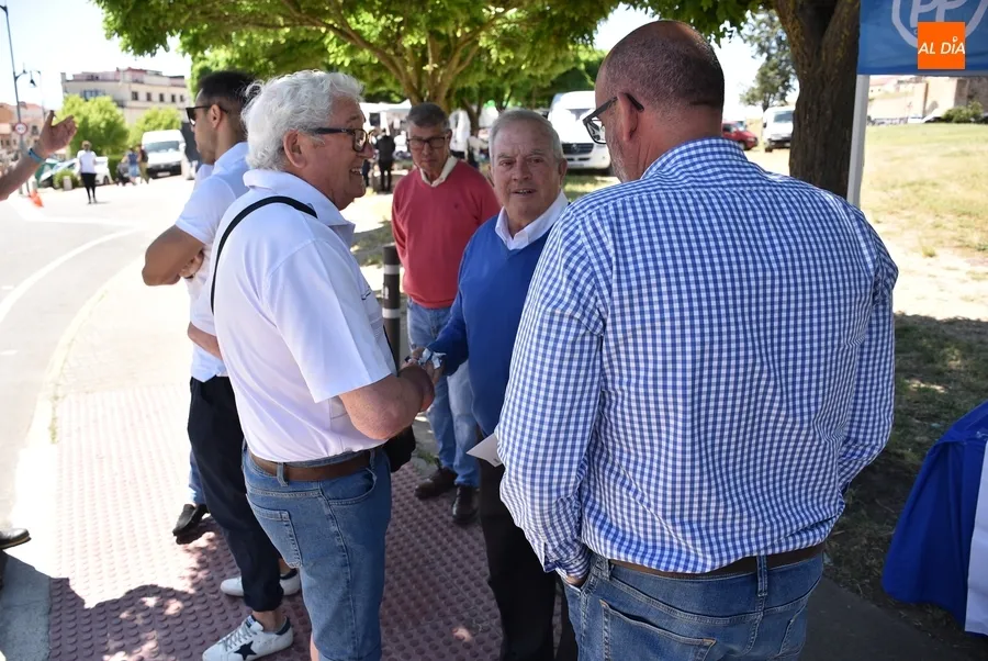 Foto 3 - Un reparto de claveles, novedad en la segunda sesi&oacute;n del &lsquo;mercadillo electoral&rsquo;