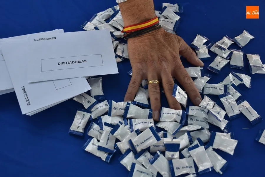 Foto 4 - Un reparto de claveles, novedad en la segunda sesi&oacute;n del &lsquo;mercadillo electoral&rsquo;