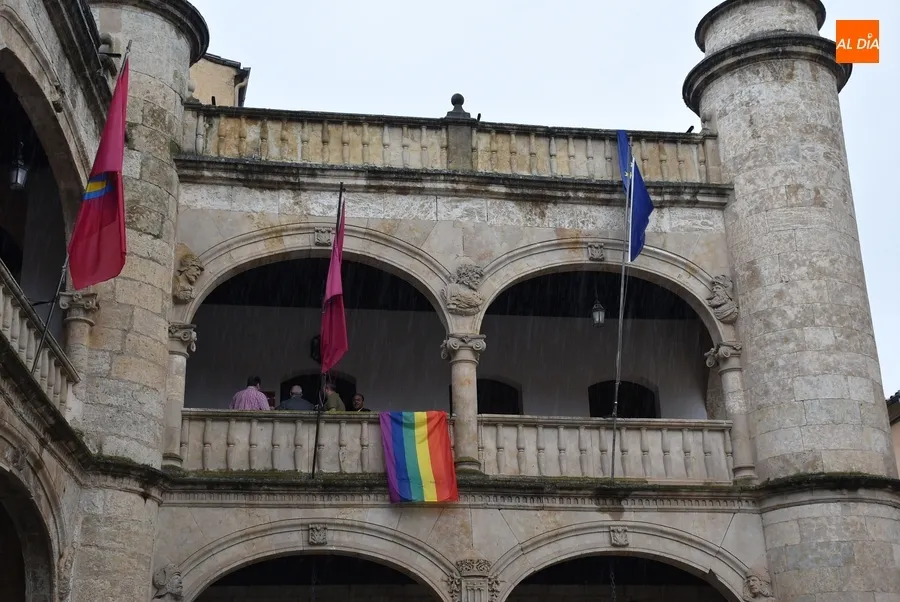 Foto 7 - El Ayuntamiento de Ciudad Rodrigo luce por 10&ordm; a&ntilde;o consecutivo la bandera arco&iacute;ris en su fachada