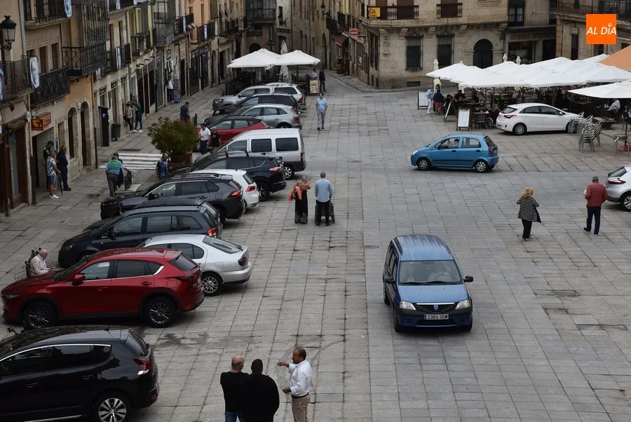 Foto 3 - La Plaza Mayor vive sus &uacute;ltimas horas con veh&iacute;culos hasta septiembre