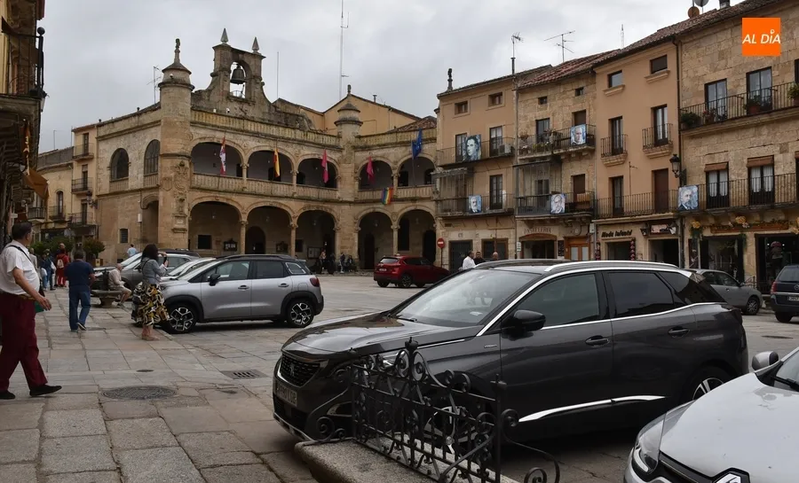 Foto 2 - La Plaza Mayor vive sus &uacute;ltimas horas con veh&iacute;culos hasta septiembre