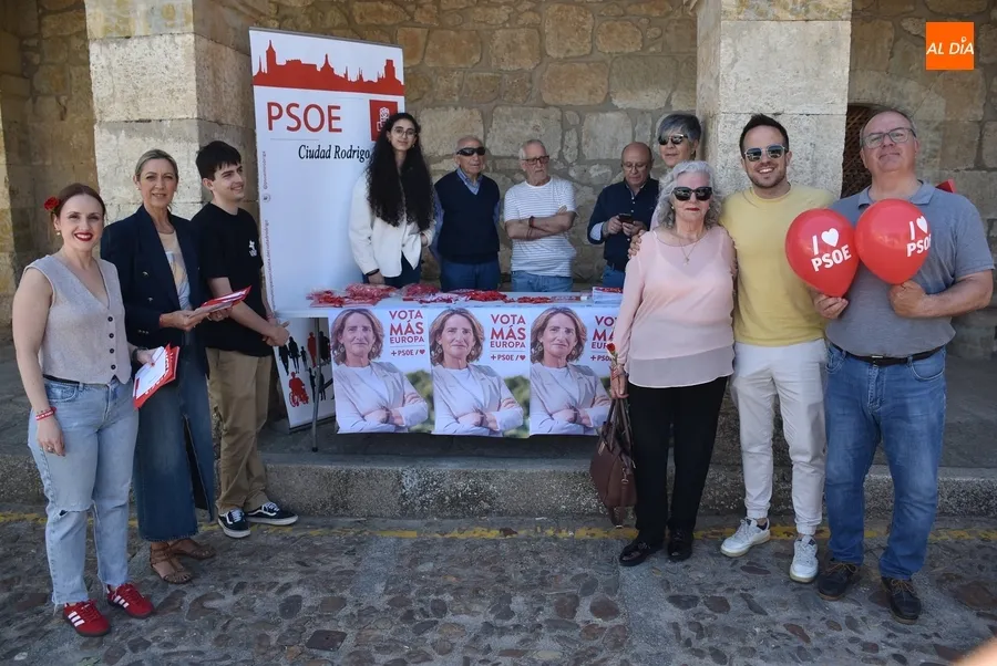Foto 6 - Un reparto de claveles, novedad en la segunda sesi&oacute;n del &lsquo;mercadillo electoral&rsquo;